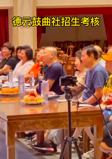 郭德綱妻子現身聚會，瘦出瓜子臉尖下巴明顯，戴鑽石手鐲難掩富貴