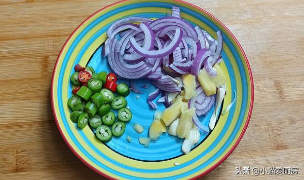 這道南瓜和豬瘦肉一起做的下飯菜“金湯肉片”,酸辣得恰到好處 這道南瓜和豬瘦肉一起做的下飯菜“金湯肉片”,酸辣得恰到好處
