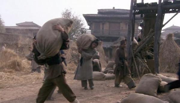 秦始皇在世時，為何起義烽火不起，秦始皇一亡，反而天下大亂？