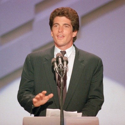 小肯尼迪夫人：漂亮有品位，飛機失事和丈夫姐姐一同殞命，才33歲