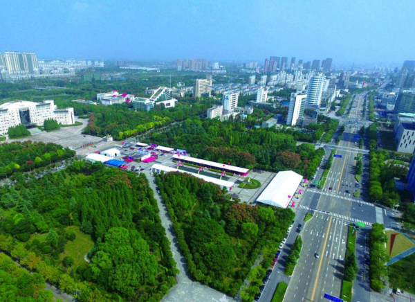 新疆首富身價1500億，25歲接手世界500強企業，公司一年淨賺80億