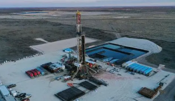 開採石油時，為何要在油井上方“點火”？“伴生氣”瞭解一下