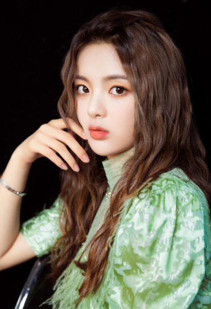 草根少女楊超越：從服務員到爆紅，讓無數二代咬牙切齒又望塵莫及