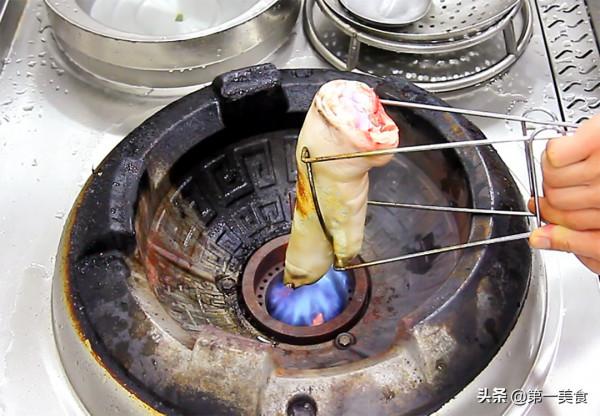 啤酒燜豬蹄用不用過涼水,廚師長教你正確做法,彈脆可口不油膩 啤酒燜豬蹄用不用過涼水,廚師長教你正確做法,彈脆可口不油膩