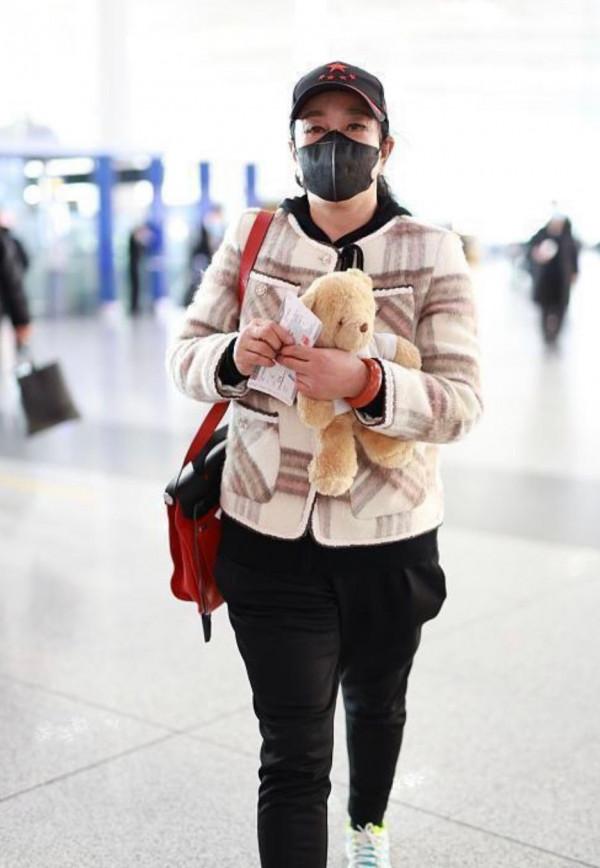 劉曉慶又穿小黑褲，配小香風上衣顯年輕，卻還是被身旁張國立搶鏡