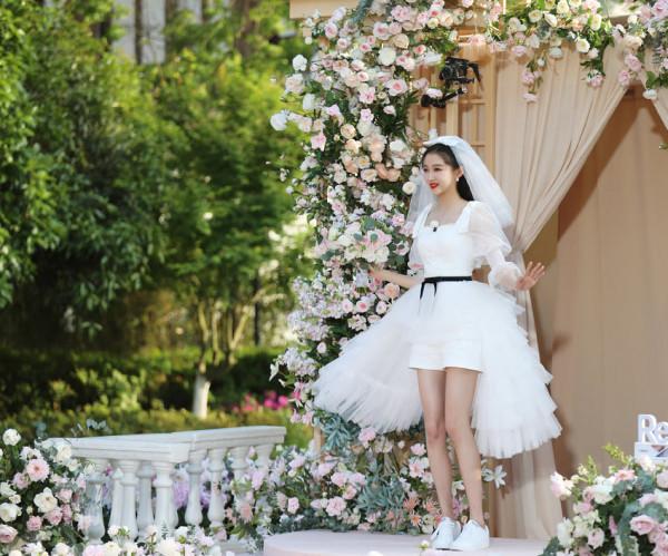 誰說結婚一定要穿高跟鞋？婚紗配AJ球鞋，引領2021潮流新趨勢