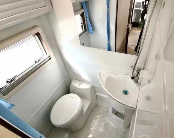 硬朗外觀搭配通透空間，L型沙發＋5臥，獨具一格，塞拉維Z63房車