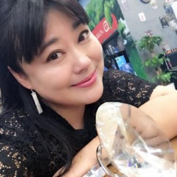 李菁菁:3段婚姻1個孩子,49歲嫁小21歲丈夫,因詐騙跌落神壇 李菁菁:3段婚姻1個孩子,49歲嫁小21歲丈夫,因詐騙跌落神壇