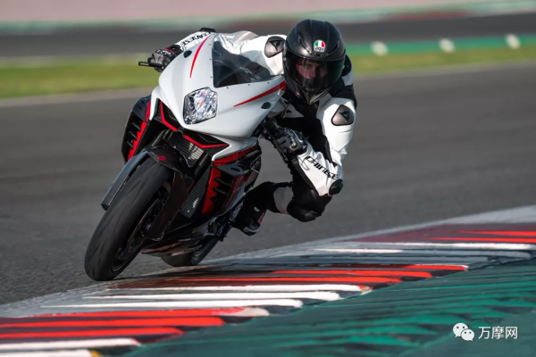 2022款 MV AGUSTA F3 RR 這次玩起了定風翼