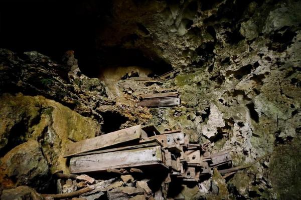 貴州背屍人：徒手將棺材背上懸崖，三天不吃不睡，峭壁上全是棺材