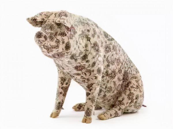 殘忍畫家給豬活體刺青後完整剝離豬皮畫賣100萬元一幅，豬太痛苦