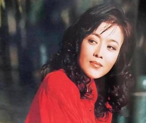 胡琳娜：爸爸是胡廣川，媽媽是丁嘉麗，我是個&OpenCurlyDoubleQuote;孤兒&rdquo;