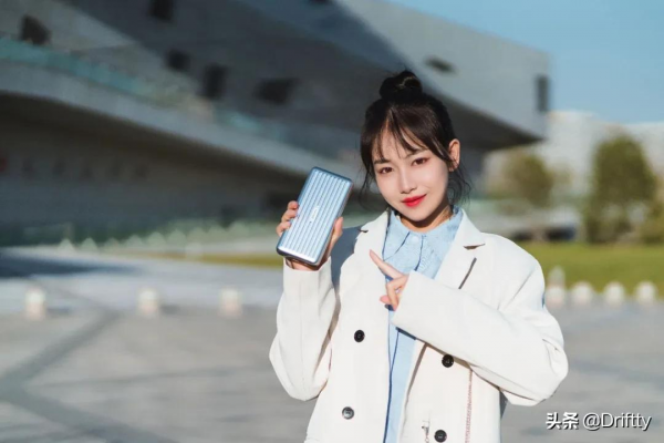 徵拓推出一款205W超大功率移動電源