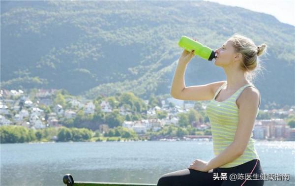 喝水越多對腎臟的損害就越大？怎麼喝水才不傷腎，聽聽醫生怎麼說