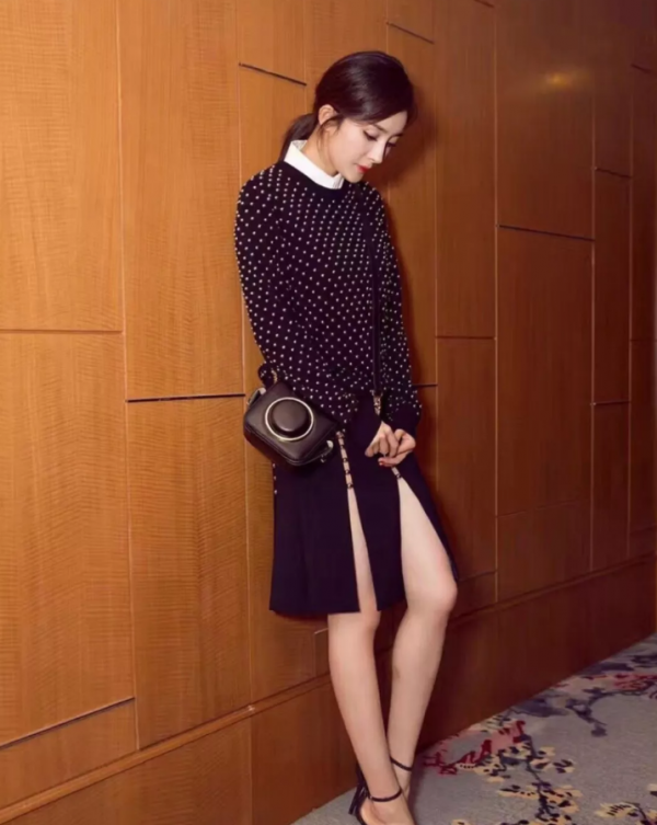 董璇女兒小酒窩繼承她的好氣質，對著鏡頭凹造型，比媽媽還有範兒