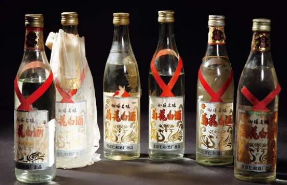 北京4款“尷尬酒”,輝煌時在當地家喻戶曉,如今卻在貨架上積灰 北京4款“尷尬酒”,輝煌時在當地家喻戶曉,如今卻在貨架上積灰