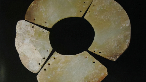 1985年小村莊挖出大型墓葬群，陪葬品價值連城，距今已經5300多年