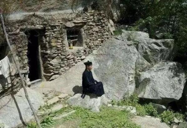 王芝霞:中年頓悟歸隱終南山,45年不見家人,自稱能與佛祖對話 王芝霞:中年頓悟歸隱終南山,45年不見家人,自稱能與佛祖對話