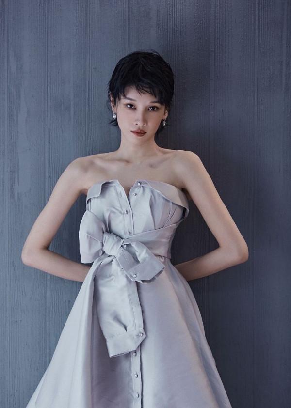 張藍心現身大學生電影節楚楚動人 穿白色拼接禮服秀精緻鎖骨 張藍心現身大學生電影節楚楚動人 穿白色拼接禮服秀精緻鎖骨