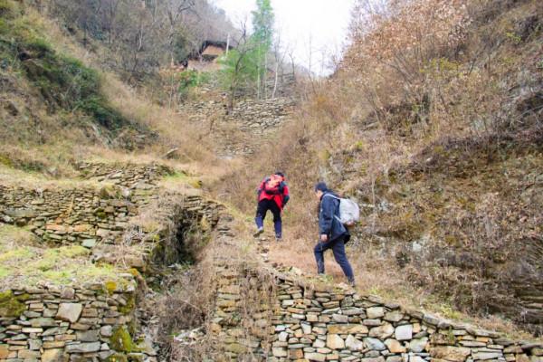 三面是山,一面是壁,秦嶺山窪窪裡的這棟老房子,太適合租來隱居 三面是山,一面是壁,秦嶺山窪窪裡的這棟老房子,太適合租來隱居