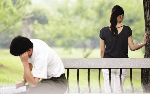 千萬身家總裁流落街頭，撿垃圾還債生活淒涼，妻子：他不值得同情