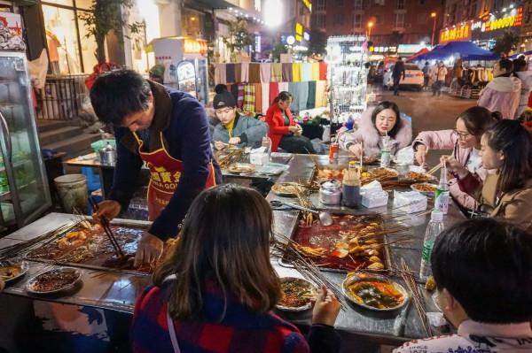 從電焊工到身家570億，海底撈張勇是這樣成功的，看完你也可以