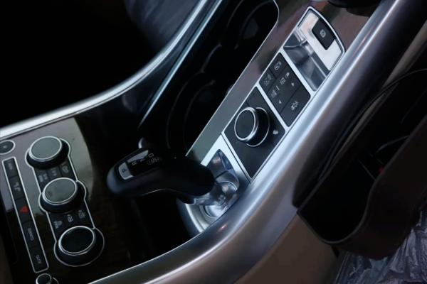 翻新一輛“破爛不堪”的路虎攬勝，匠心修復，滿血復活變新車