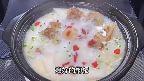 燉骨頭湯，牢記“兩不放”訣竅，湯白肉香不油膩，營養全保留