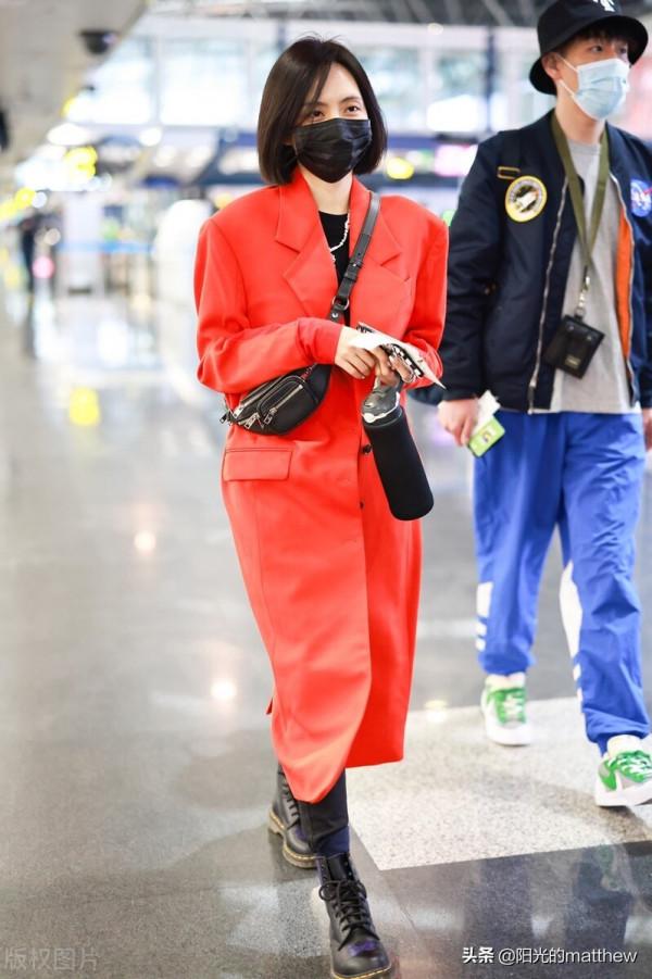 街拍：劉惜君一襲紅色大衣現身機場，清新亮麗笑容滿面