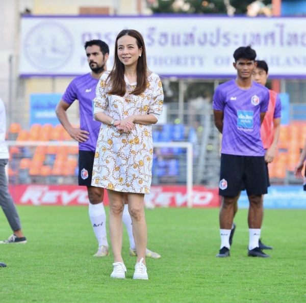 泰55歲華裔富婆秀鎖骨，超大寶石耳環搶眼，30萬愛馬仕隨手放角落