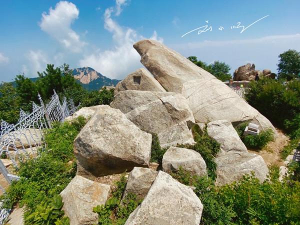 泰山山頂這塊著名的石頭，有的遊客非常熟悉，有的遊客卻不知道