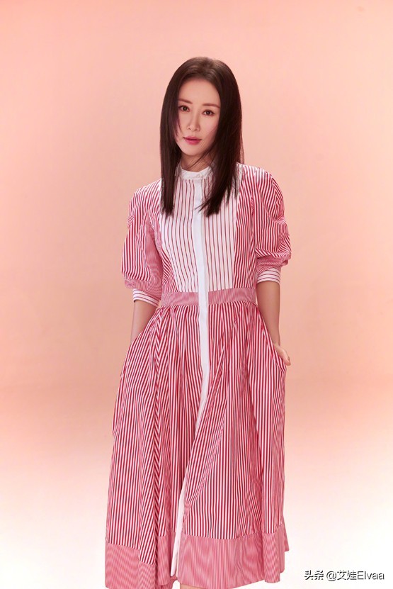 舒暢街頭買年貨無人識，穿大紅色貌美，摘口罩出道30年還是少女顏