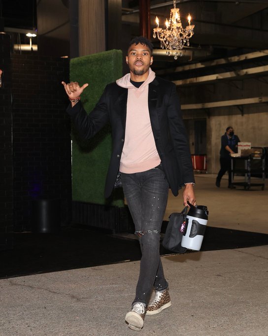 湖人甩賣兩位邊緣球員，無人接盤，市場反應冷淡，當我們是冤大頭