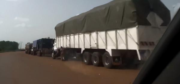 非洲堵車有多嚴重？收費站至少堵10天，公交車可以直接插隊走