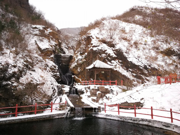 門城一夜雪，萬山披銀裝！