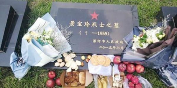 等了64年!弟弟攜家人來烈士陵園看姐姐,年過古稀哭得卻像個孩子 等了64年!弟弟攜家人來烈士陵園看姐姐,年過古稀哭得卻像個孩子