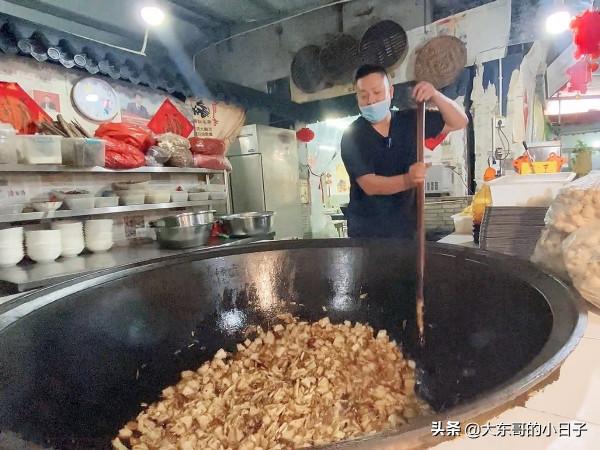 河南小夥賣大燴菜火了,一口大鍋2米寬,一次能燉1噸菜 河南小夥賣大燴菜火了,一口大鍋2米寬,一次能燉1噸菜