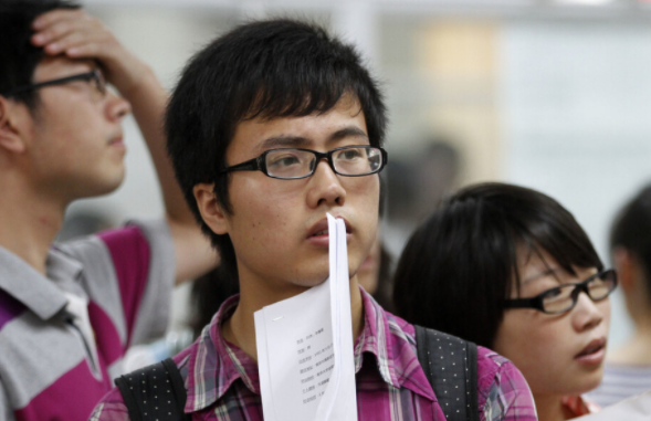 沒錢沒父母幫忙的二本生，卻被全社會嘲笑？普通二本生將何去何從