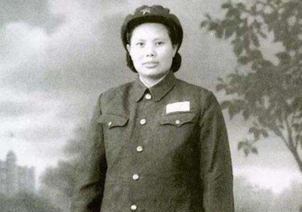 她是洪學智的妻子，享副軍級待遇，兩個兒子分別是省長與少將