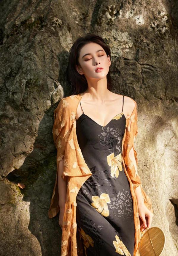 張馨予久違迴歸長髮造型！明豔嬌貴迷人無比，比短髮美貌更升一級