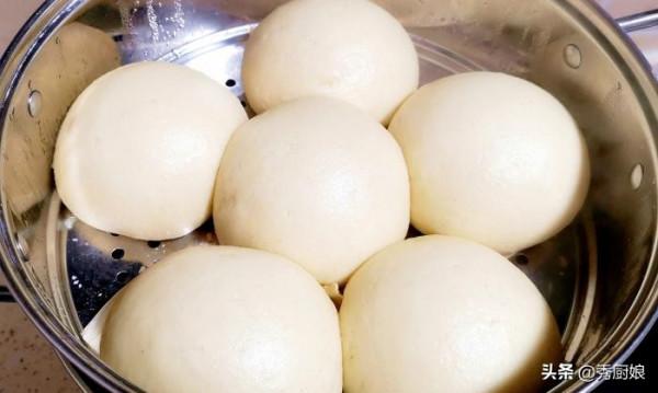 蒸饅頭，只放酵母是“外行”，多加3種食材，饅頭香軟筋道更好吃