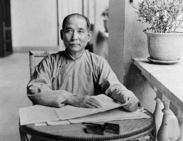 李宗仁評價蔣介石:軍事和政治都是二流貨色,唯獨權術無人出其右 李宗仁評價蔣介石:軍事和政治都是二流貨色,唯獨權術無人出其右