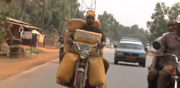 奈及利亞：日產石油200萬桶，老百姓卻窮得吃樹根，錢去哪兒了？