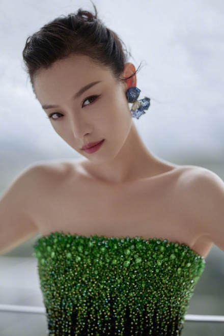 34屆金雞紅毯，張譯緊張到搓衣角，青年演員蹲下為陳道明“讓鏡”