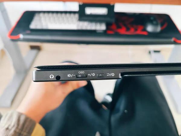 桌面搭配 Gobigger便攜顯示器