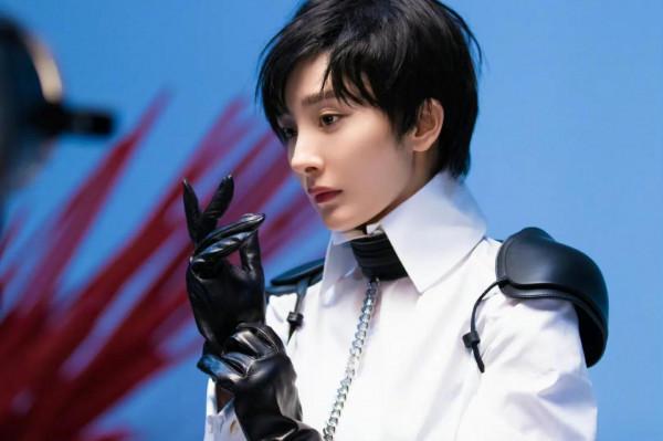 楊冪芭莎男士封面，短髮造型太酷了