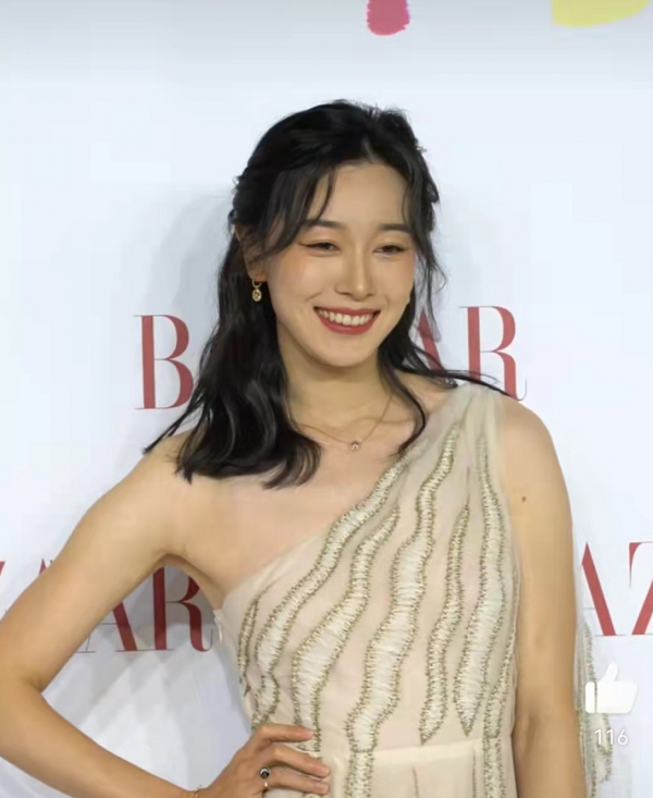 芭莎紅毯生圖太敢拍!楊冪陳偉霆牽手,孫一文穿仙女裙顏值太開掛 芭莎紅毯生圖太敢拍!楊冪陳偉霆牽手,孫一文穿仙女裙顏值太開掛