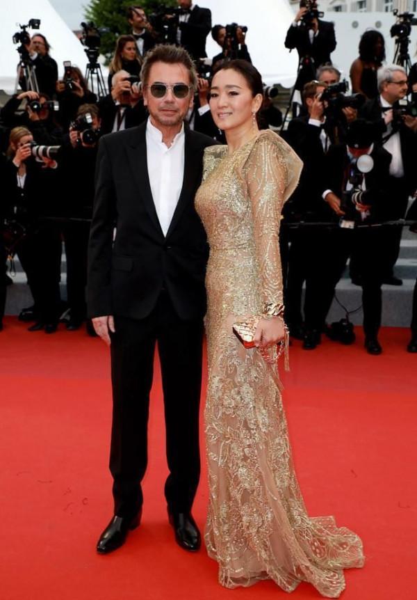 鞏俐從不刻意顯瘦，穿裙裝卻挺有高階感，紫色搭亮片看著也不俗氣