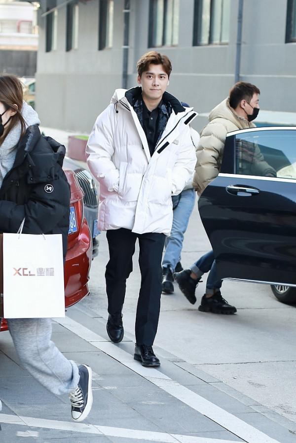 央視文聯春晚錄製：張藝興有“大佬”風範，唐藝昕和周翊然再聚首