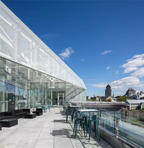 把百年建築「拆」得只剩一面牆